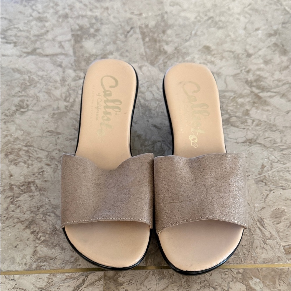 Callisto of California Beige Nude Wedge Heel Sandals Size 6 Slip-on